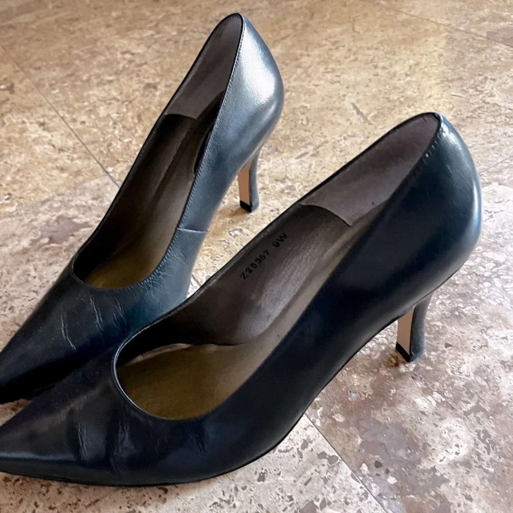 Navy Pumps